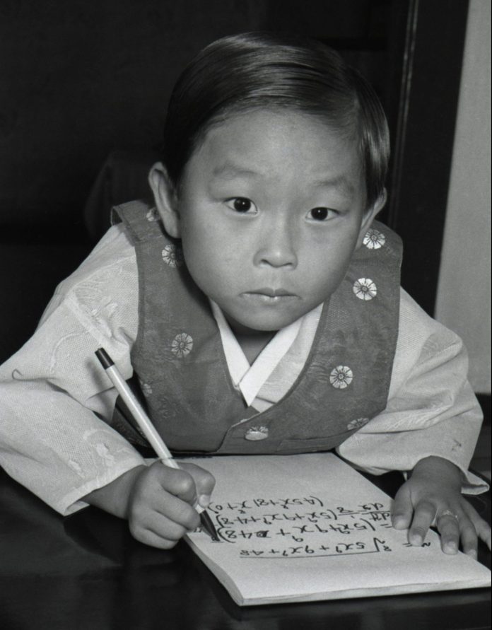 Kim Ung-Yong la vârsta de 6 luni rezolvă ecuații