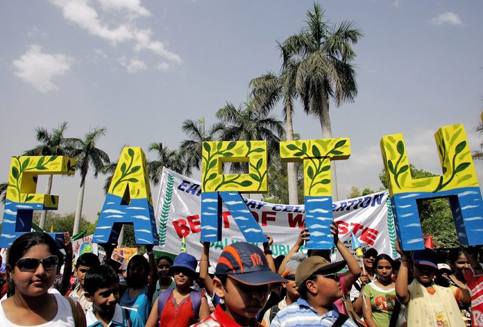 Indian schoolchildren take part in a parade to mark Earth Day in New Delhi, 22 April 2007.