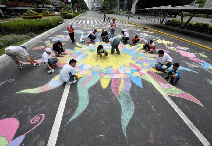 Street painters depict colorful scenes of nature in Manila's Makati financial district on May 4, 2008 in a special city-wide "Earth Day" celebration.