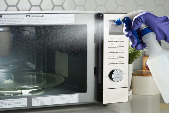 cleaning a microwave with vinegar