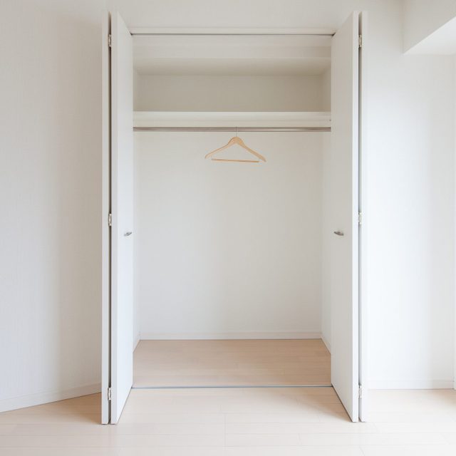 bi-fold closet doors in a bedroom