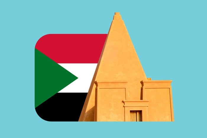 Колаж с изображение на флаг на Судан с изображение на суданска пирамида на син фон