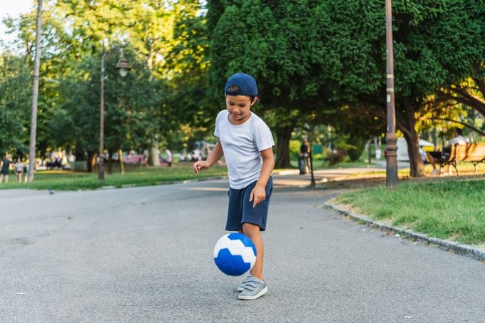 niño con fútbol al aire libre