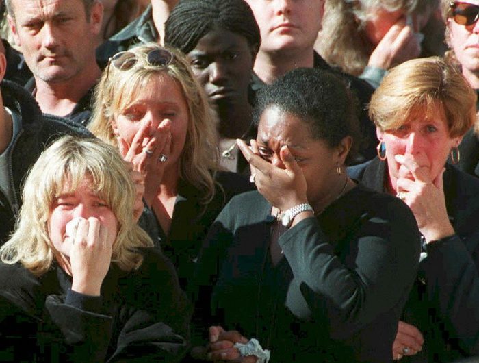 Spectators weep in the crowd along London's Whitehall 06 September during funeral ceremonies for Diana, Princess of Wales
