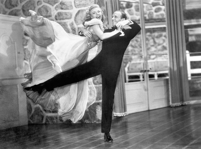 Ginger Rogers y Fred Astaire bailan