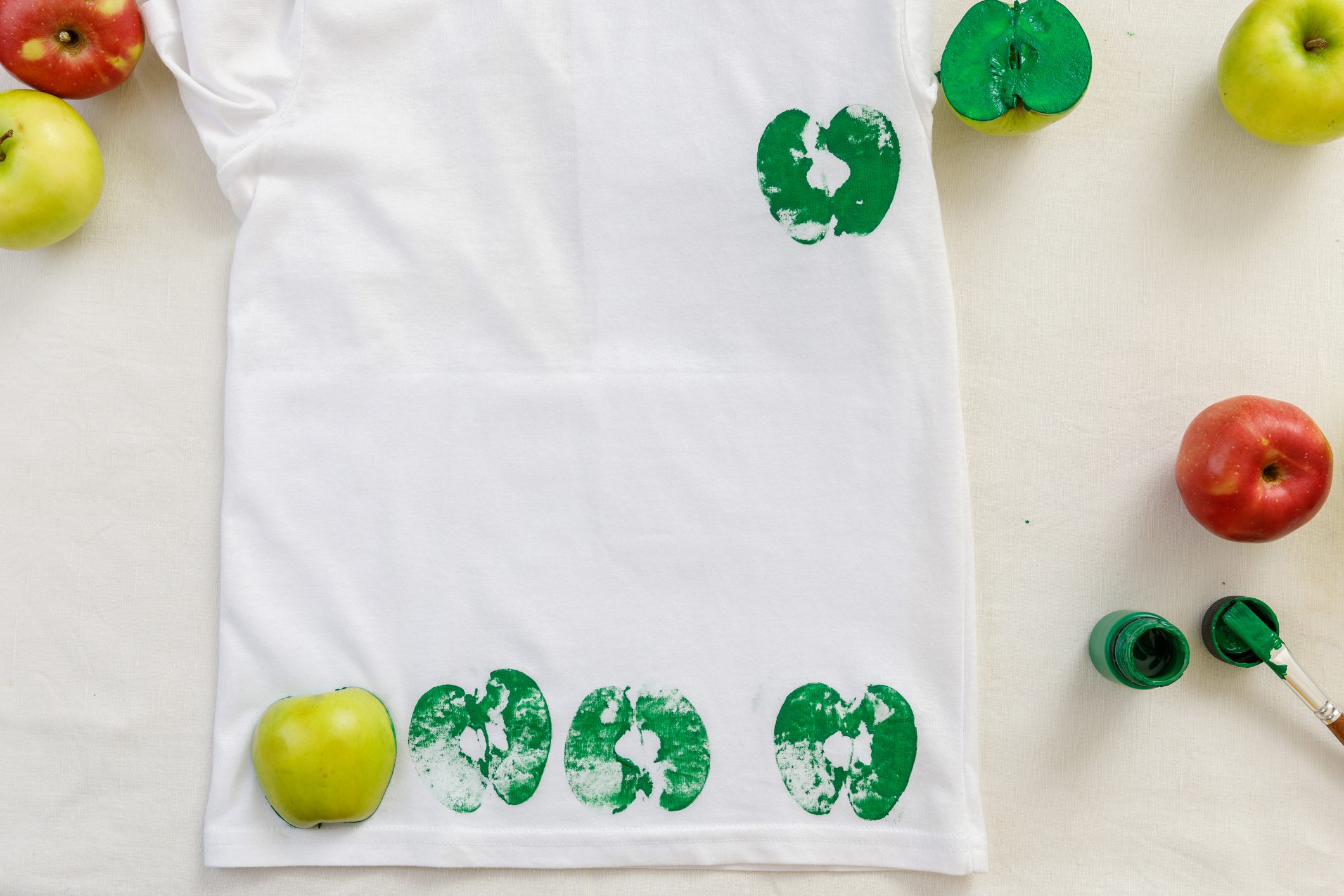 process of apple prints on clothes. step-by-step instruction