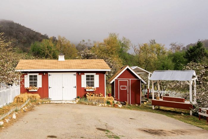 small red barn at willowbrook apple farm