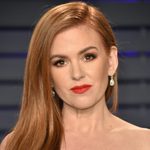 Isla Fisher attends the 2019 Vanity Fair Oscar Party hosted by Radhika Jones at Wallis Annenberg Center for the Performing Arts on February 24, 2019 in Beverly Hills, California
