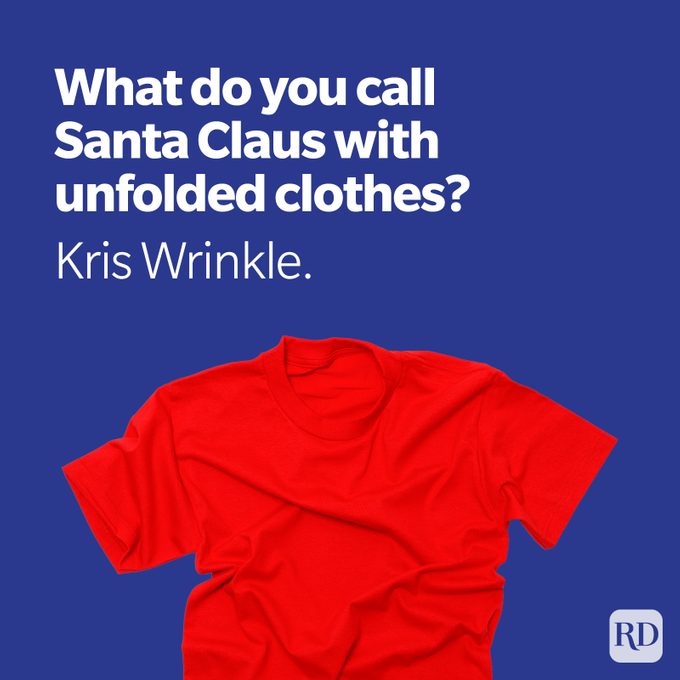 Camiseta arrugada con chiste navideño con ropa desplegada
