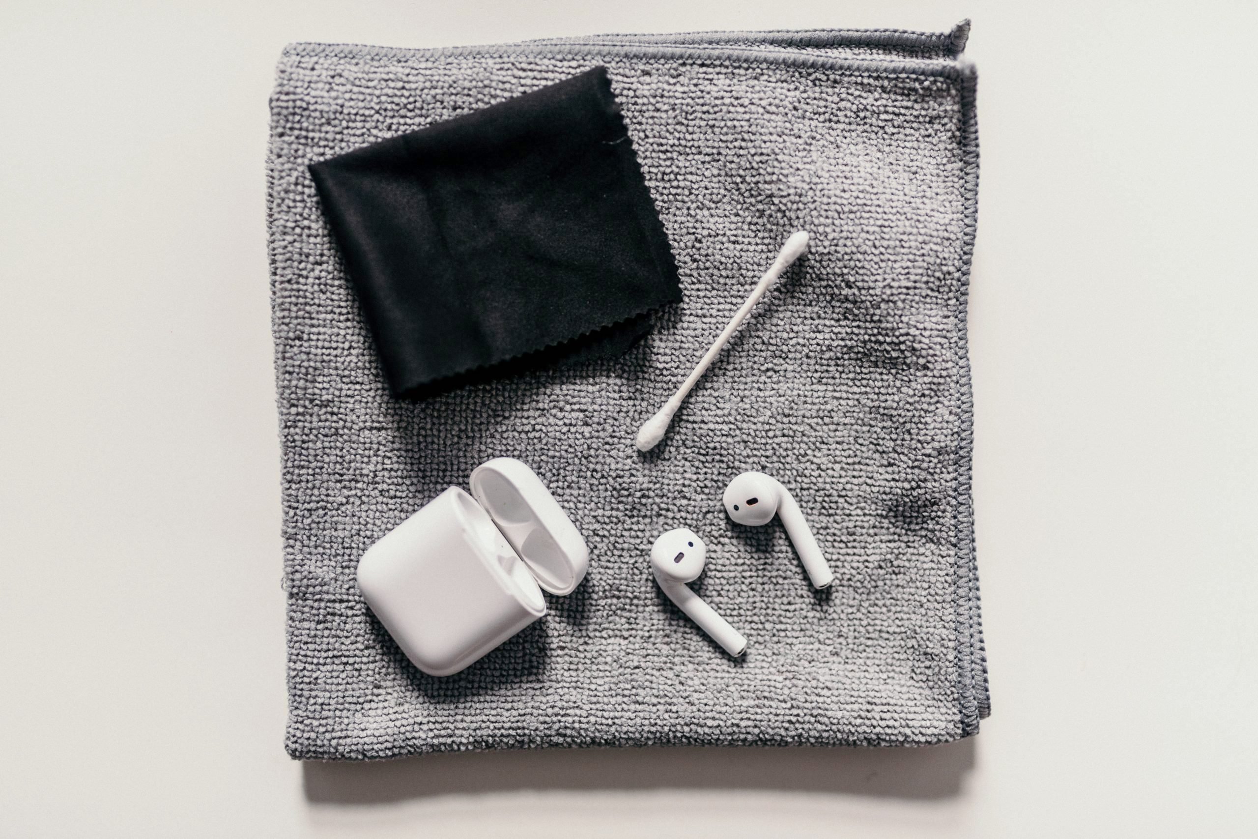 Bemyndigelse morgenmad Etna How to Clean AirPods and AirPods Cases — Remove Earwax and Grime