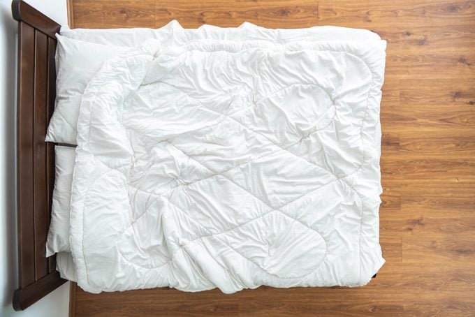 La cama con sábanas blancas.  visto desde arriba