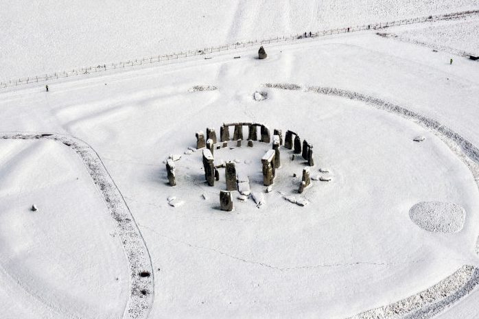 vista aérea de Stonehenge en la nieve en invierno