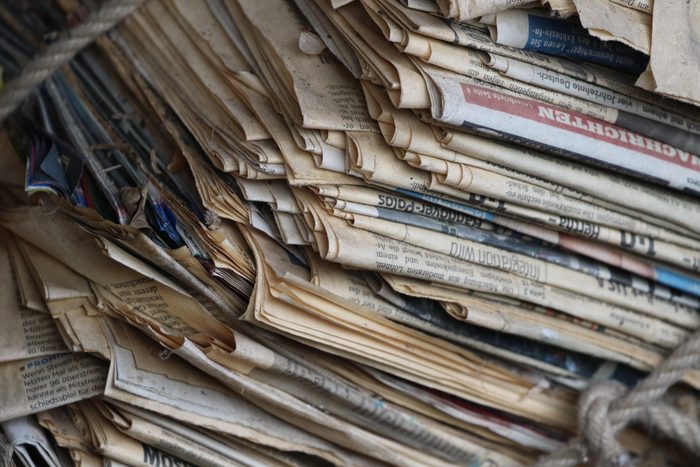 Yığılmış Gazetelerin Tam Kare Çekimi
