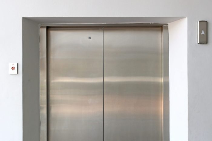 kapısında delik olan asansör