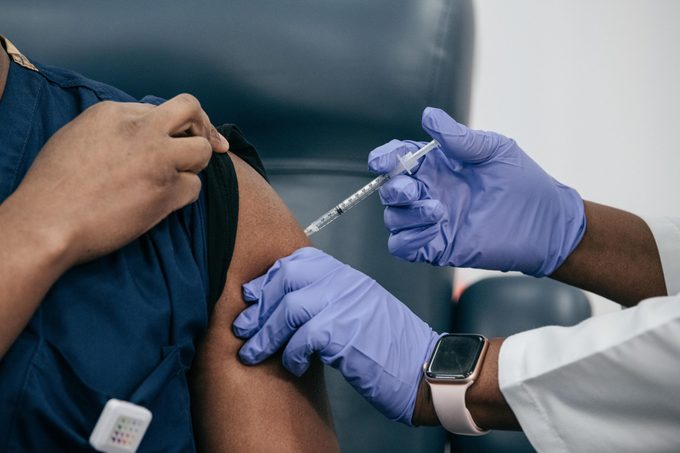 Hospital de Saúde de Nova York Northwell administra vacinas covid