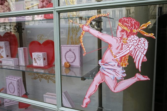 Etiqueta engomada de la ventana de Cupido en el escaparate de la graduación en Francia
