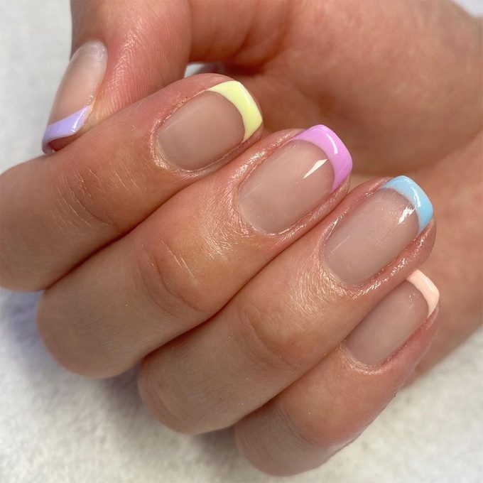 Uñas francesas en colores pastel a través de Milliesnailsandbeauty Instagram
