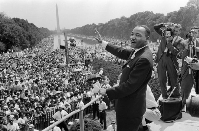 The civil rights leader Martin Luther King (C) waves to supporters 28 August 1963 on the Mall in Washington DC (Washington Monument in background) during the "March on Washington". 