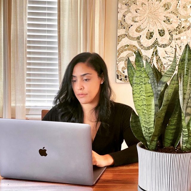 Aldelly Vasquez at her computer