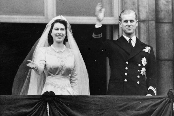 20th November 1947: Princess Elizabeth and The Prince Philip, Duke of Edinburgh waving to a crowd from the balcony of Buckingham Palace, London shortly after their wedding at Westminster Abbey. (Photo by Keystone/Getty Images)