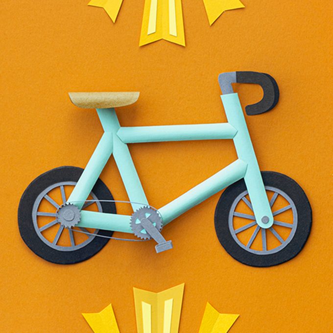 bicicleta sobre fondo gráfico naranja