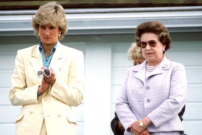 WINDSOR, REINO UNIDO - 31 DE MAYO: La princesa Diana con su suegra la reina viendo polo.  (Foto de la biblioteca fotográfica de Tim Graham a través de Getty Images)
