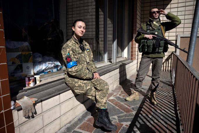 Ukrainian soldiers stand guard in Kyiv on March 21, 2022.