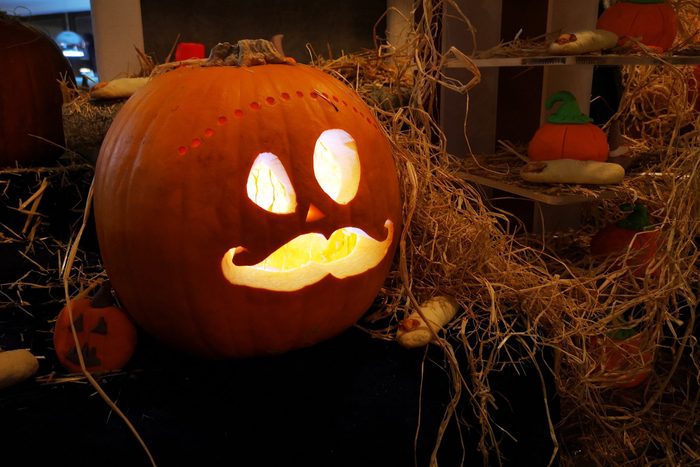 Halloween pumpkin face lantern decoration