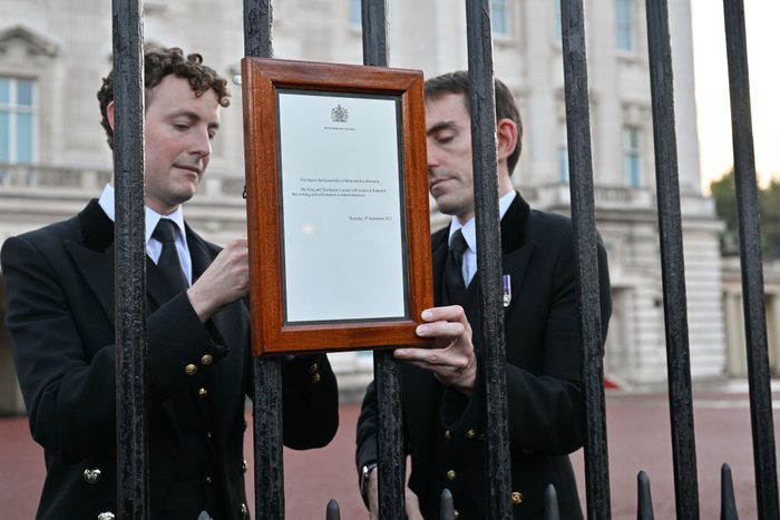 The official Royal announcement of the death of Queen Elizabeth II on the gates of Buckingham Palace on September 08, 2022 in London, England.