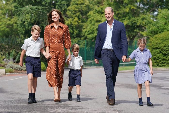Prince George, Princess Charlotte and Prince Louis (C), accompanied by their parents the Prince William, Duke of Cambridge and Catherine, Duchess of Cambridge, arrive for a settling in afternoon at Lambrook School, near Ascot on September 7, 2022 in Bracknell, England