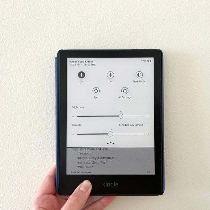 hand holding a kindle paper white