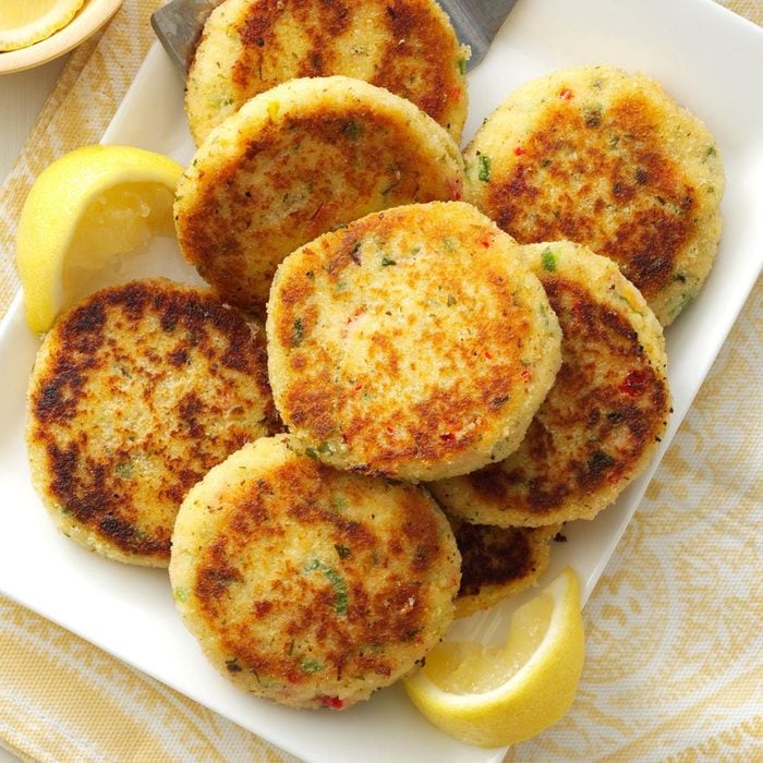 Easy Crab Cakes with lemon slices