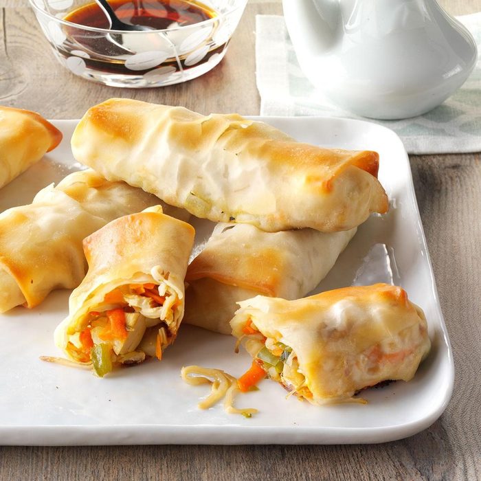 Veggie egg rolls with dipping sauce