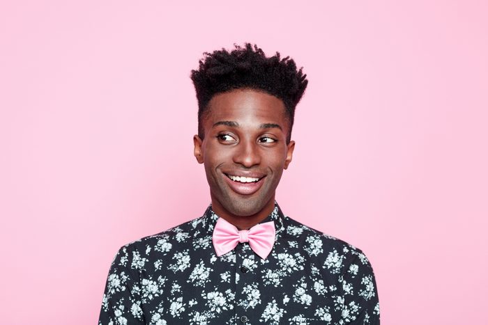 Веселый афроамериканец на розовом фоне