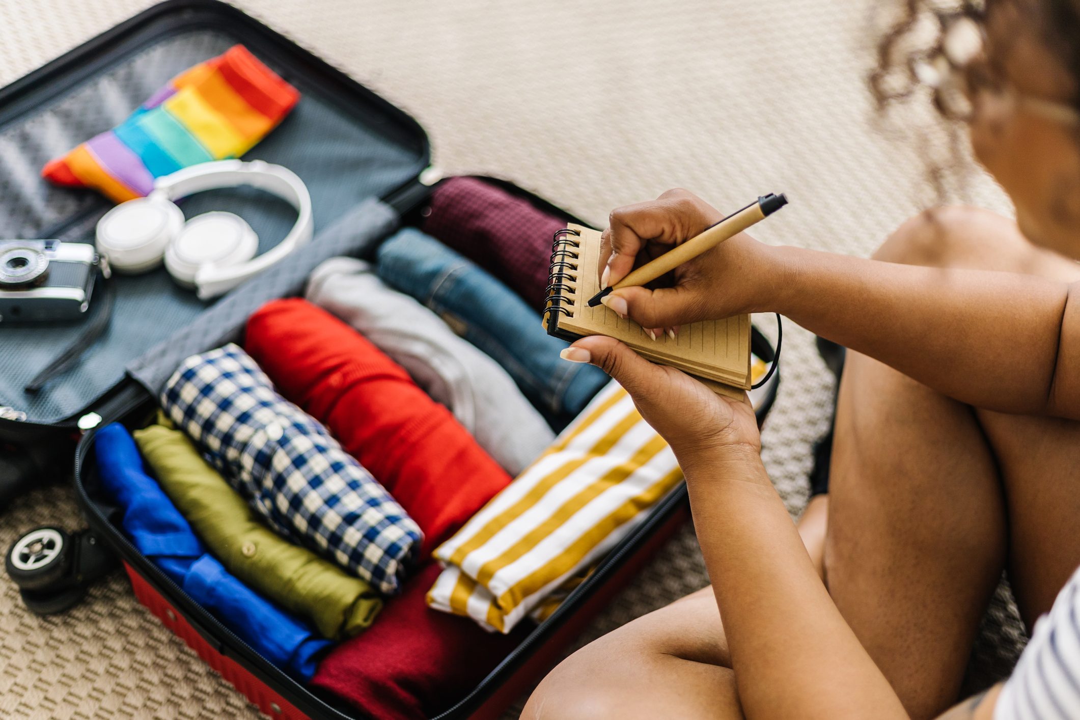 BEST Way to Pack a Suitcase - 25 Amazing Packing Tips