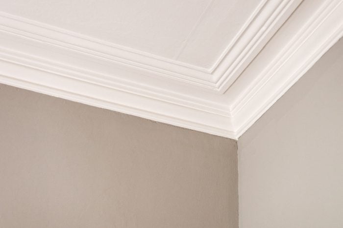 A simple interior cornice between wall and ceiling.