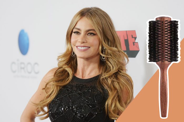 Log lush layers on Sofia Vergara with a wooden hair brush product inset