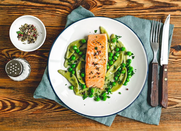 Baked salmon with spinach pasta and green peas