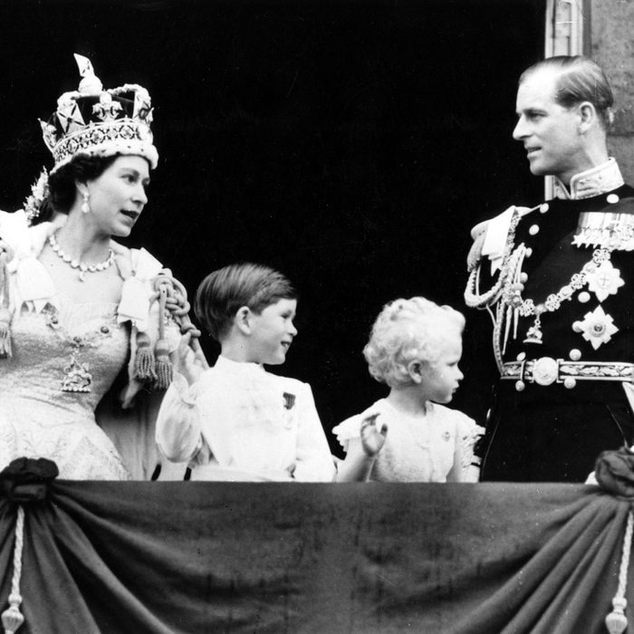 Elisabeth II. von GB/ mit Charles, Anne u. Ehemann Philip n.d. Kroenung