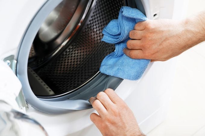 cleaning washing machine with blue cloth