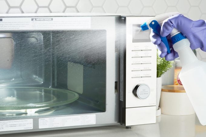 spray microwave with vinegar