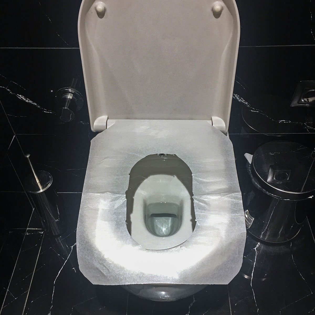 https://www.rd.com/wp-content/uploads/2023/12/The-Right-Way-to-Use-a-Toilet-Seat-Cover_GettyImages-951726578_YVedit.jpg?fit=700,700