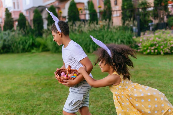 the struggle of children for the number of eggs collected during the Easter hunt