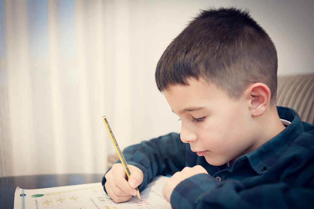 Juste parce qu’un enfant se mélange en écrivant, ne signifie pas qu’il est dyslexique